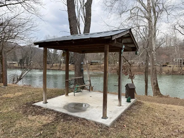 988 S Emerald Isle, Alderson, WV 24910