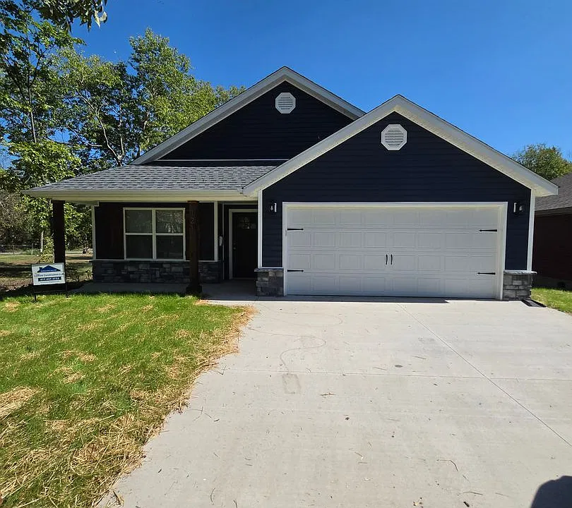 121 N Schifferdecker Ave