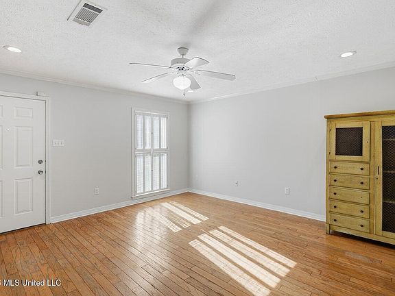 5th image of 8 Greenwing Ct
