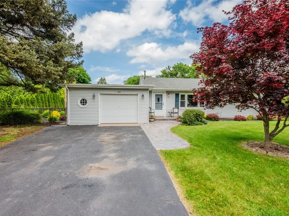 284 Woodruff Dr, Webster, NY 14580