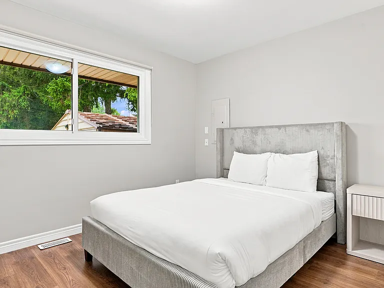 240 Lakeshore Rd #1 — Photo 14