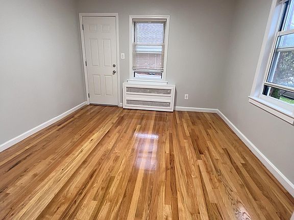 3rd image of 15-42 Utopia Pkwy Floor 1
