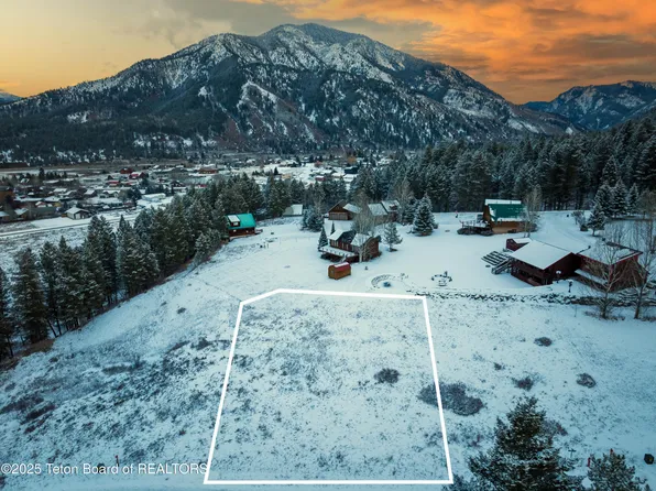 622 Grandview Dr, Alpine, WY 83128