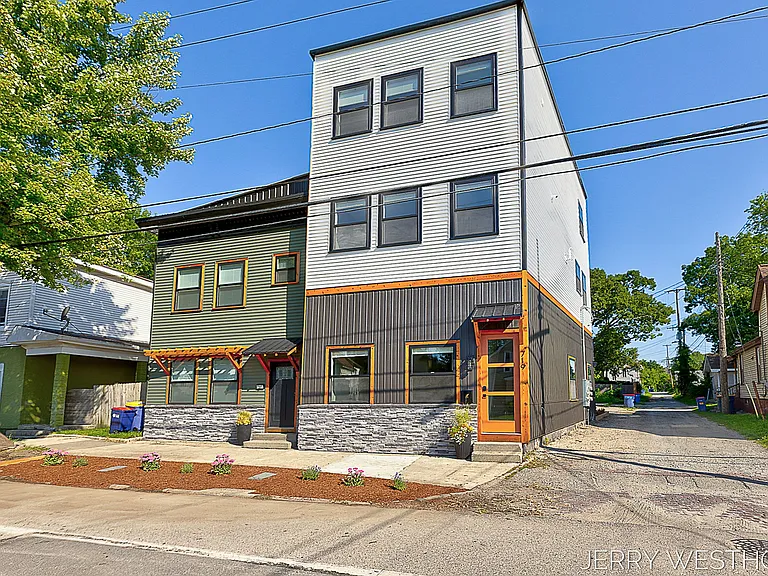 715 Butterworth St SW #4 — Photo 1