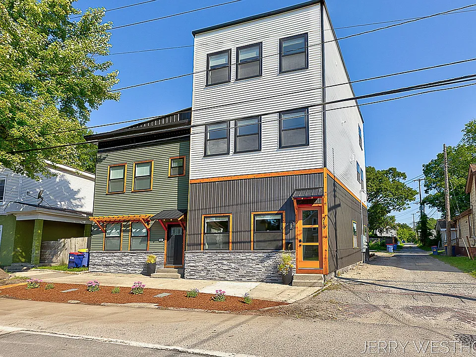 715 Butterworth St SW #4