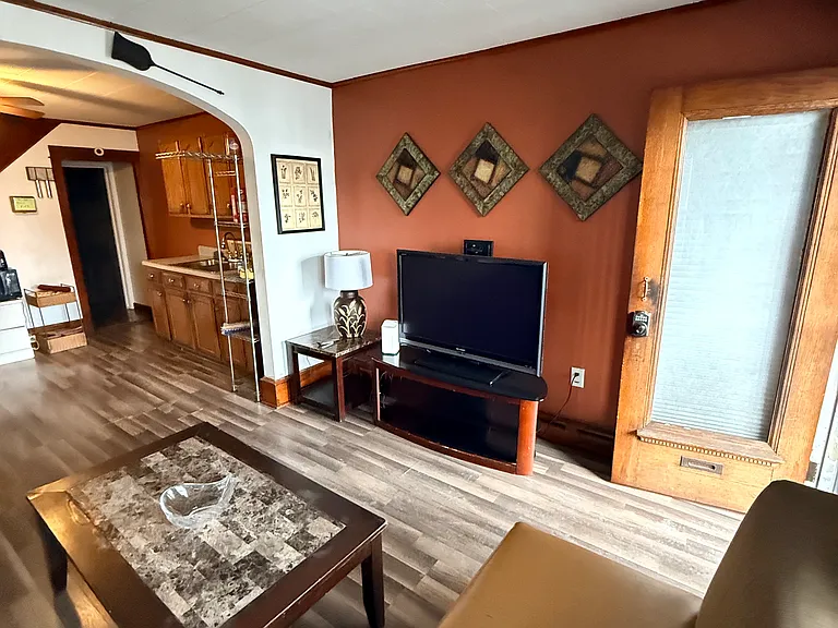 214 N George St — Photo 2
