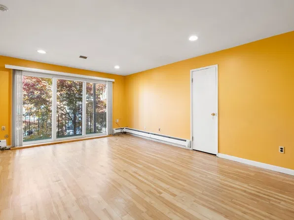 30 Pleasant Dr APT 9, Stoughton, MA 02072