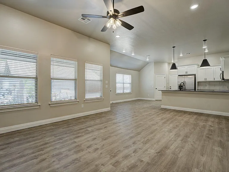 213 W Thatcher St — Photo 6