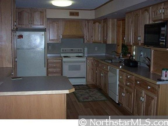 3rd image of 20026 Erskine St NE