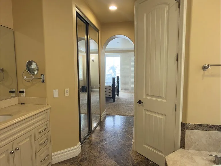 211 Chicago Ave — Photo 11
