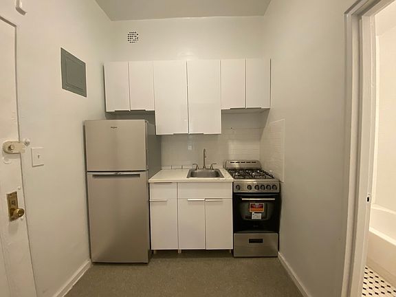 5th image of 403 W 44th St #1B