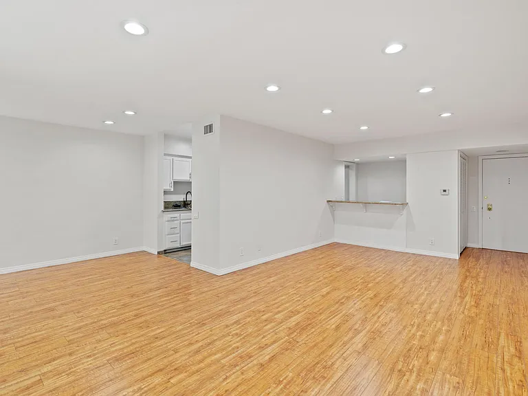 4915 Tyrone Ave #215 — Photo 9