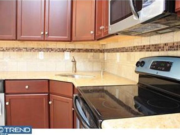 Travertine/glass backsplash 