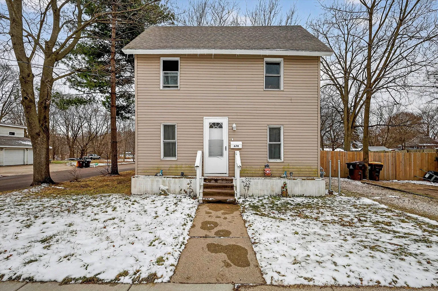 620 E Green St photo 1