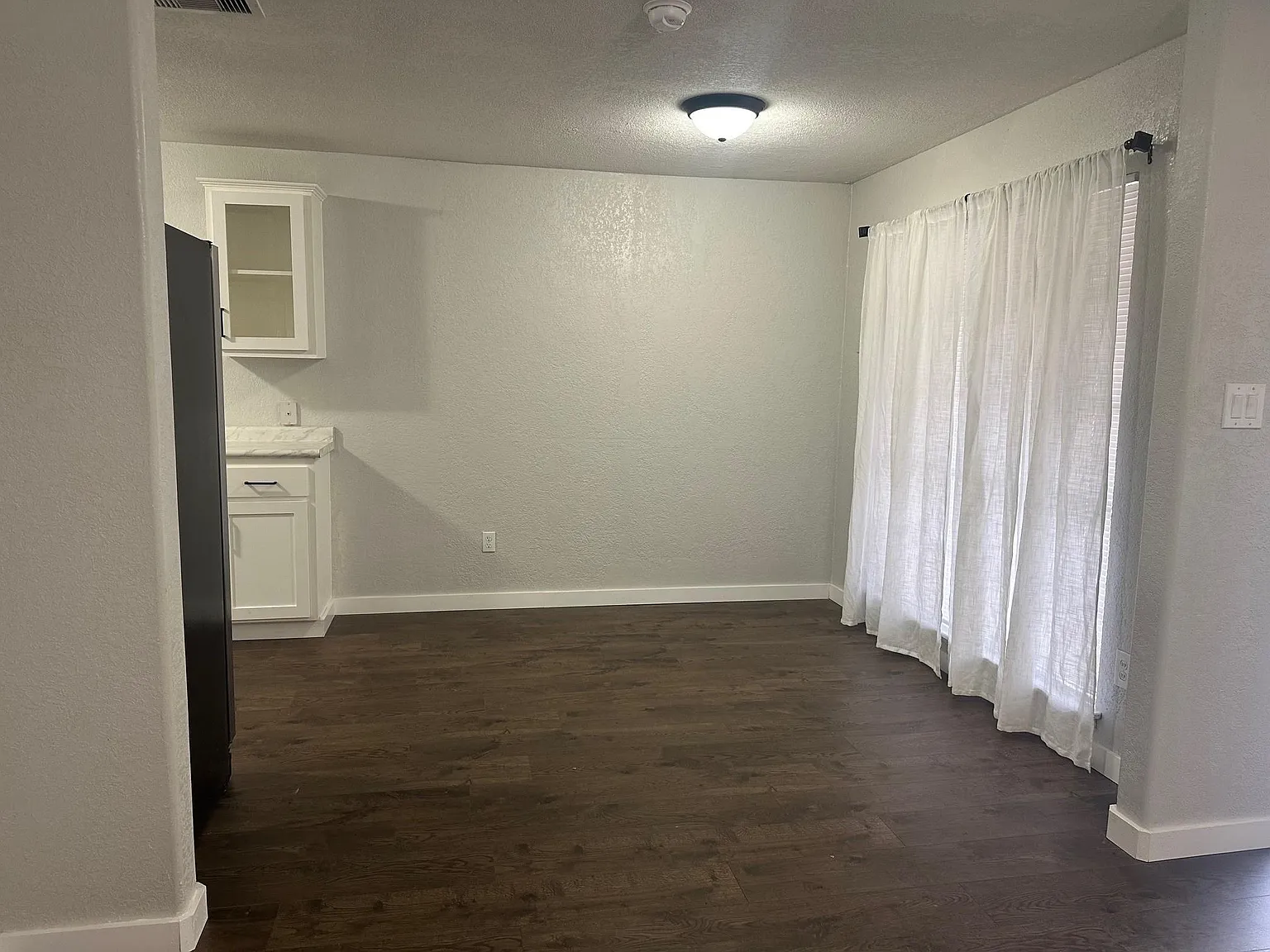 3 bed, 1.0 bath, 945 sqft, $1,650 — Photo 3