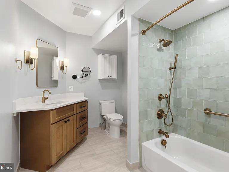 1029 N Stuart St #216 — Photo 17