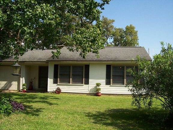 2nd image of 303 Acacia St