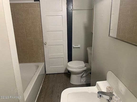 4th image of 433 1/2 Clarence St