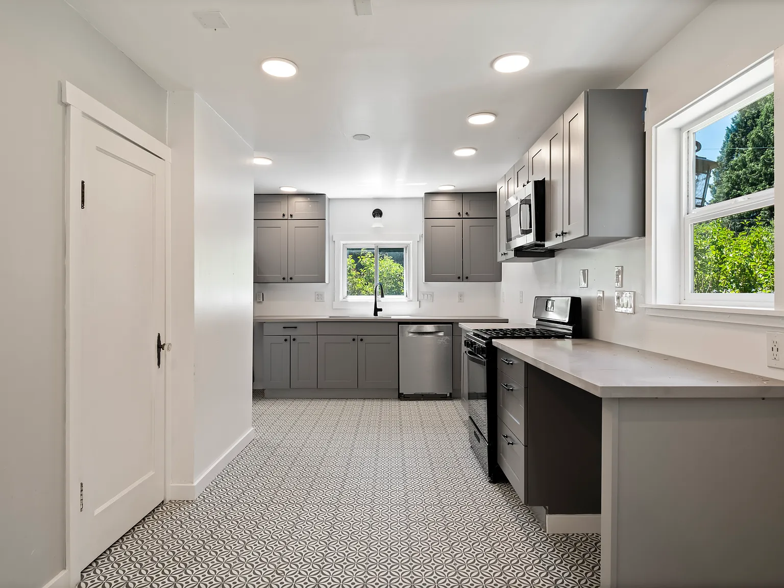 4 bed, 2.5 bath, 2524 sqft, $2,895 — Photo 4