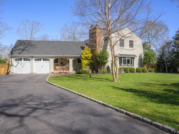 11 Harbor Rd, Hampton Bays, NY 11946
