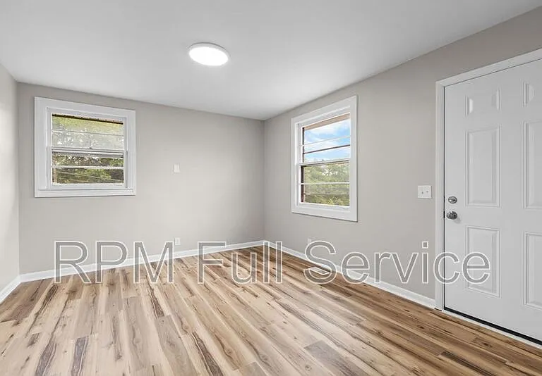 895 W Sharpe Ave #B — Photo 5