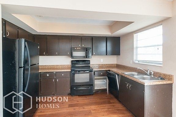 5th image of 302 NE Camelot Dr