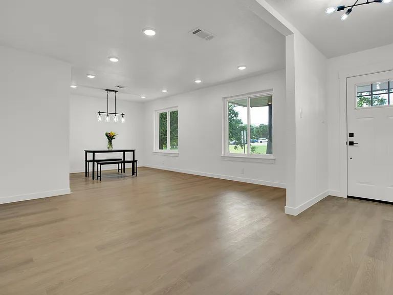 2910 W Crawford St — Photo 5