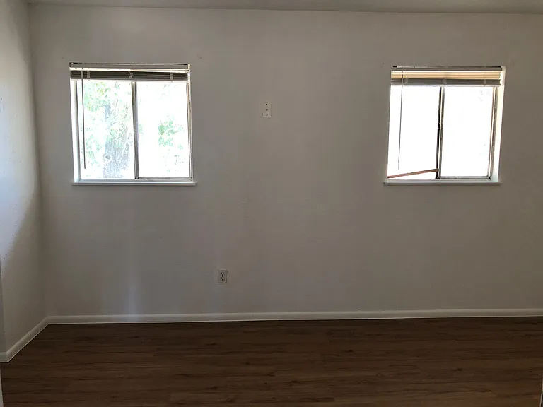 Updated 2 Bed / 1 Bath w/ Large, Flexible Floor Plan — Photo 27