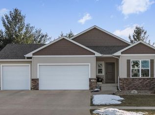 3513 Fitzroy Rd, Hiawatha, IA 52233