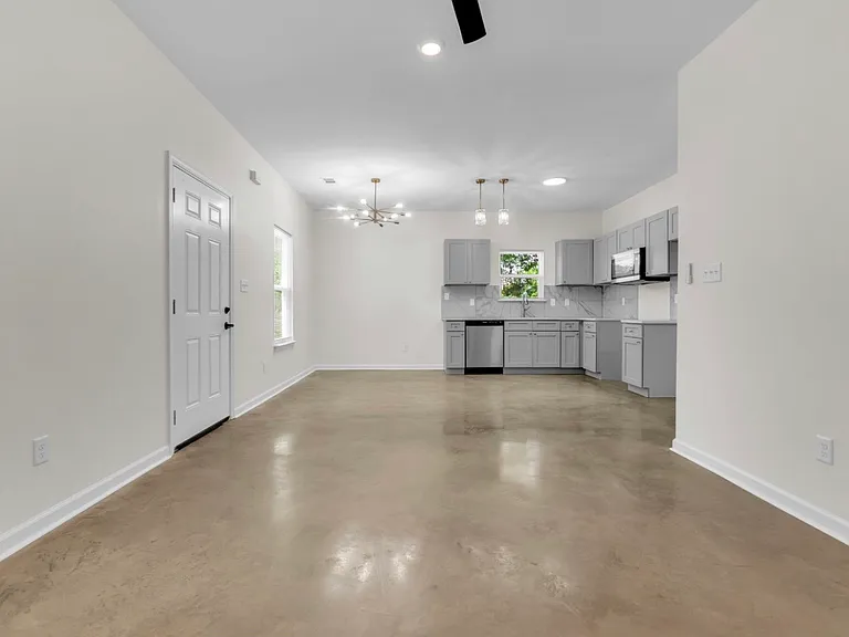1374 Dow Pl — Photo 3