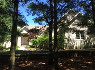 242 Hunters Xing N, Slinger, WI 53086