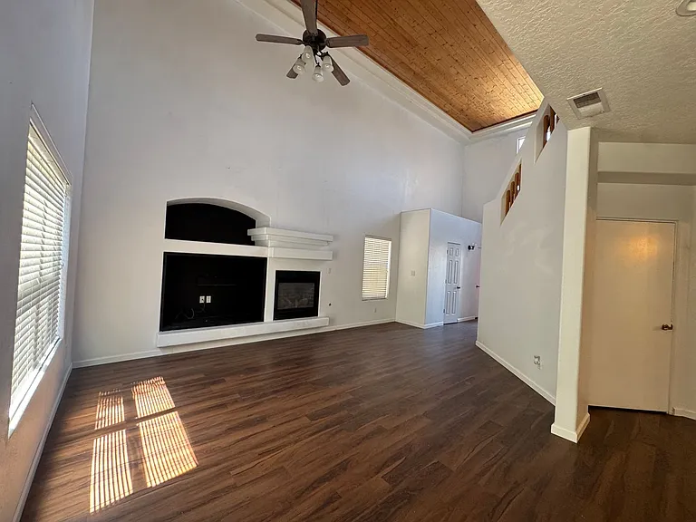 10408 Toscana St NW — Photo 4