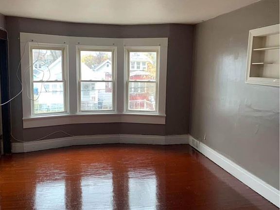 3rd image of 381 Hewitt Ave