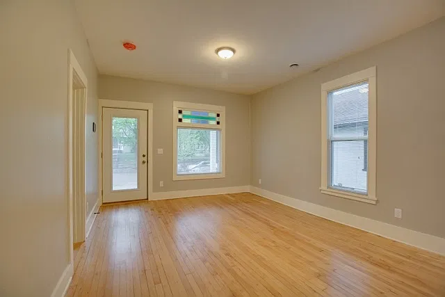 Fully updated house just steps to shopping and restaurants — Photo 3
