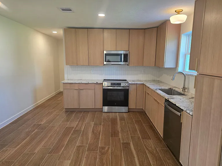 803 Coleman St — Photo 4