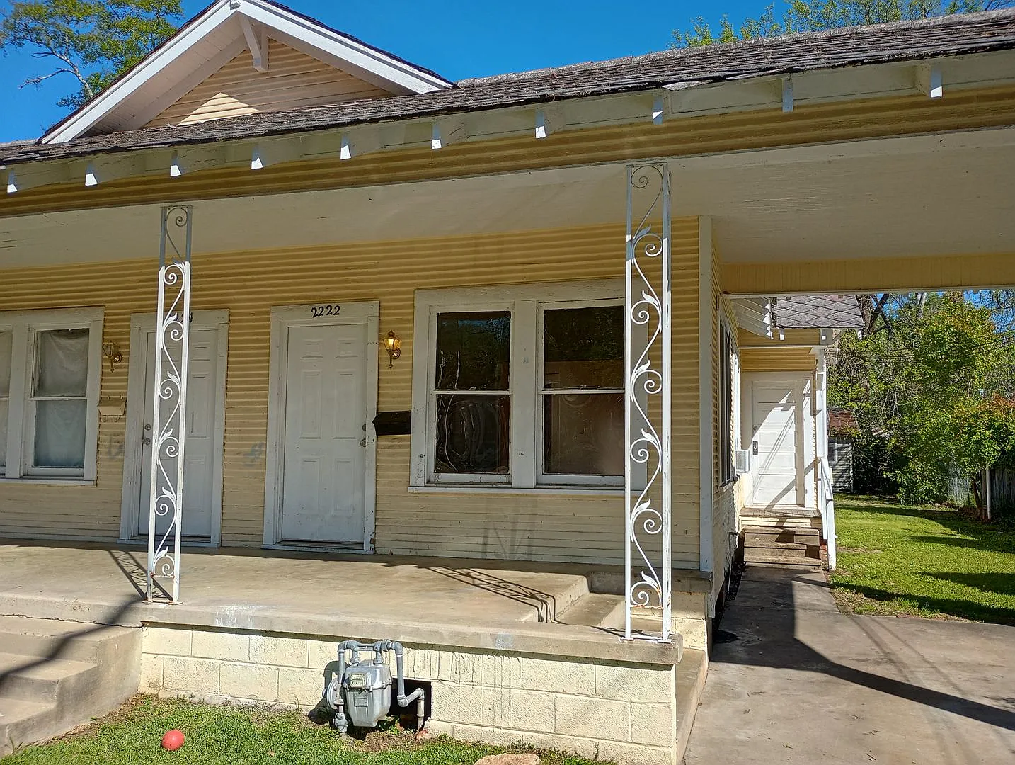 2/1 2222 Vance Ave — Photo 2