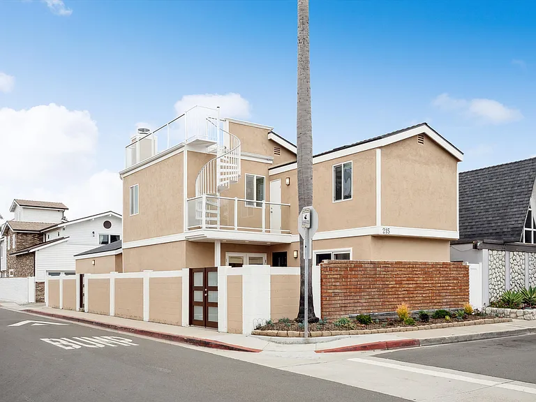 215 Walnut St — Photo 1