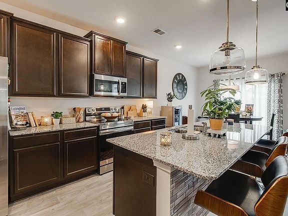 3rd image of 736 Phipps Ln