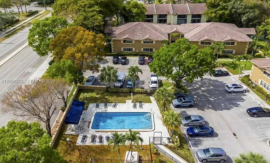 Coral Springs Estate Town — Photo 3