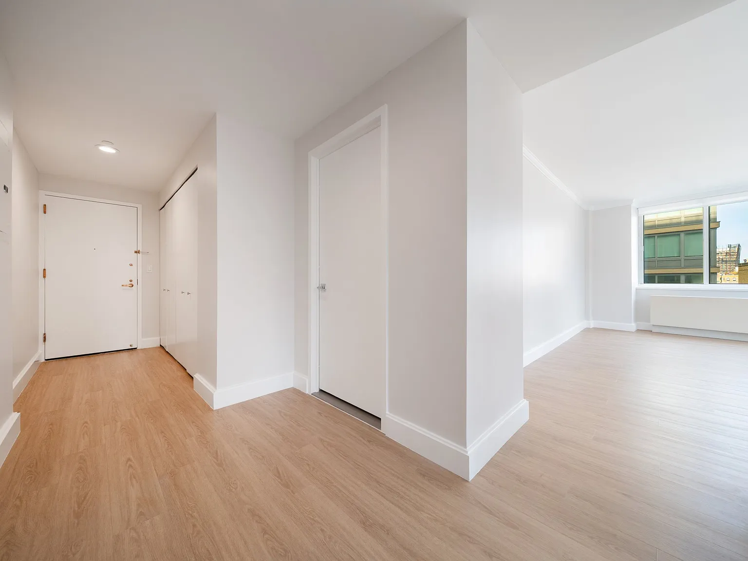 140 Riverside Boulevard — Photo 4