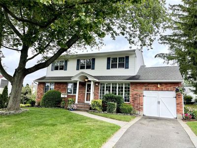 16 Lark Avenue, Old Bethpage, NY, 11804