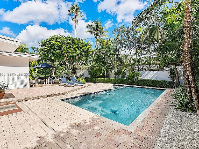 301 Hampton Ln — Photo 8