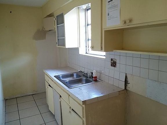 3rd image of 2121 Lee St