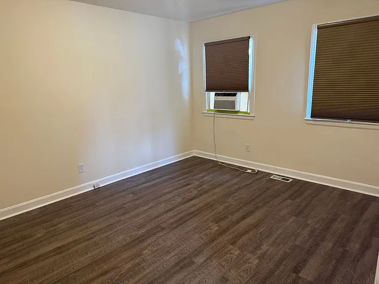 1520 Effingham Rd — Photo 2