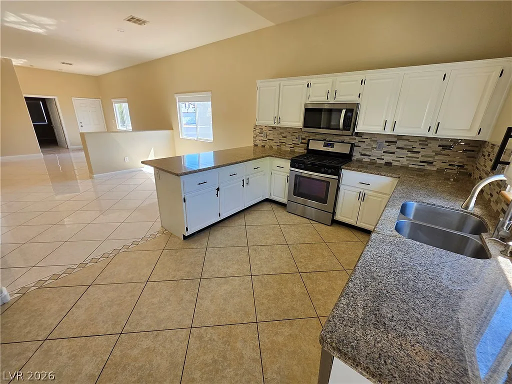 4 bed, 2.0 bath, 1548 sqft, $1,995 — Photo 3