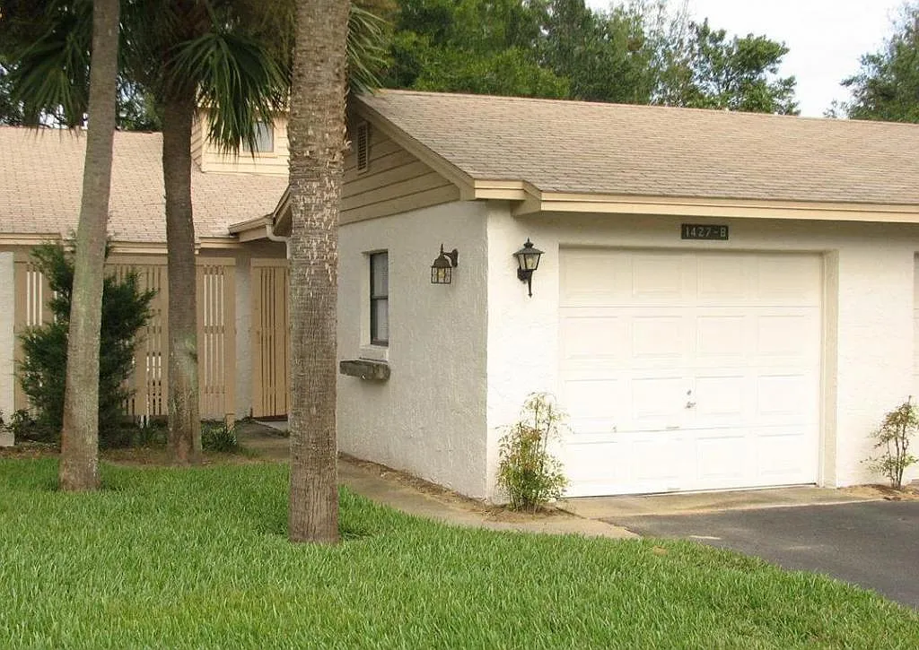 1427 B Oak Place — Photo 1