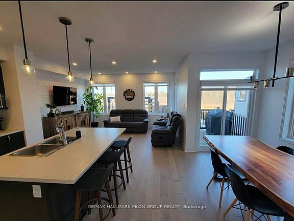 3rd image of 38 Riddell St