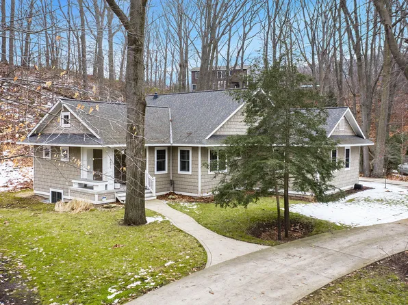 6611 Wildwood Dr, West Olive, MI 49460