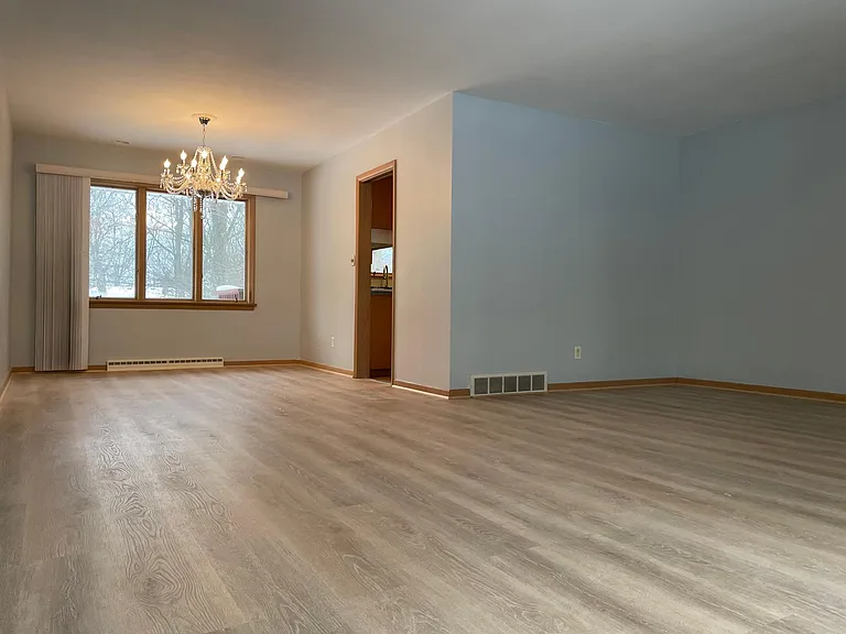 748 Radford Dr — Photo 3