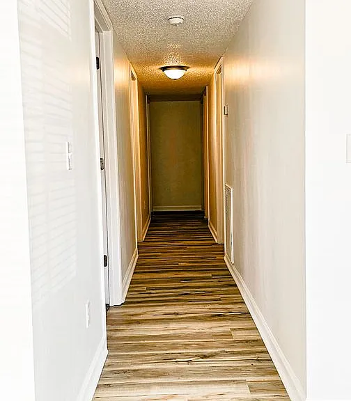 Beautifully updated 4 Bedroom/2 Bathroom downstairs apartment — Photo 1